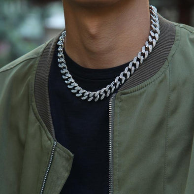 What to Consider before Choosing a Perfect Necklace for Men?